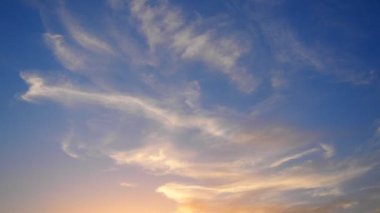Cirrus Ci buz kristallerinden oluşan yüksek bulut cinsidir. İnce beyaz iplikçikler gibi görünürler. Sıcak kuru hava yükseldiğinde sirus oluştu, su buharı yüksek irtifada toz parçacıklarının üzerine çöktü.