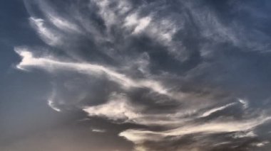 Cirrus Ci buz kristallerinden oluşan yüksek bulut cinsidir. İnce beyaz iplikçikler gibi görünürler. Sıcak kuru hava yükseldiğinde sirus oluştu, su buharı yüksek irtifada toz parçacıklarının üzerine çöktü.