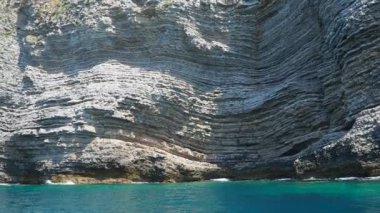 Petrovac-Sutomore arasındaki Cave Pecin körfezi. Queen Sahili. Tepeler, ulaşılamaz kayalar. Kraljicina Plaza 'da. Canj Montenegro 'da. Flysch, deniz tortusu taşları litolojik katmanlar. Adriyatik Akdeniz.