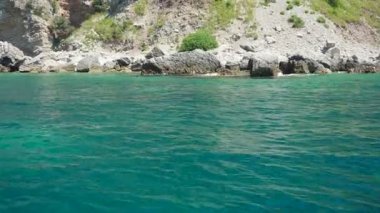 Petrovac-Sutomore arasındaki Cave Pecin körfezi. Tepeler, ulaşılamaz kayalar. Karadağ Flysch, deniz tortulu kayalar, litolojik katmanlar. Adriyatik Akdeniz Vezirova Ratkova Plaza, Budva