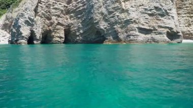 Cave Pecin Bay Budva Montenegro 07.22.24 Martı plajı Ratkova plage Kraljicina Tri kralja plaza. Taşlar, ulaşılamaz kayalar. Flysch Marine litolojik katmanları sallar. Adriyatik Akdeniz.