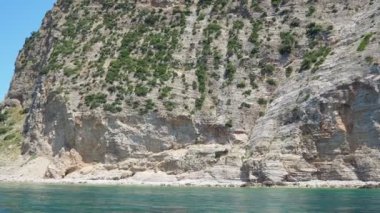 Karadağ 'ın Buljarica ve Svetac Rock yakınlarındaki RT Dubovica Rocks. Taşlar, ulaşılamaz kayalar. Flysch deniz litolojik katmanları. Adriyatik Akdeniz mavi suyu. Doğa Parkı Katici. Budva Bölgesi.