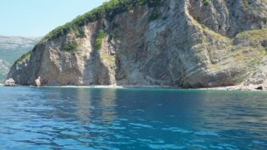 Karadağ 'ın Buljarica ve Svetac Rock yakınlarındaki RT Dubovica Rocks. Taşlara ulaşılamıyor. Flysch deniz litolojik katmanları. Adriyatik Akdeniz mavi suyu. Doğa Parkı Katici. Budva Bölgesi