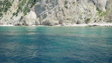 Karadağ 'ın Buljarica ve Svetac Rock yakınlarındaki RT Dubovica Rocks. Taşlar, ulaşılamaz kayalar. Flysch deniz litolojik katmanları. Adriyatik Akdeniz mavi suyu. Doğa Parkı Katici. Budva Bölgesi.