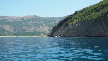 Buljarica, Budva, Karadağ 07.22.24 Buljarica Resovo brdo Koyu 'ndan Dubovica' nın en büyük plajına kadar uzanır. Tatilciler, güneşlenenler, yüzücüler. Araba kampları. Oteller, tekneler. Adriyatik Akdeniz