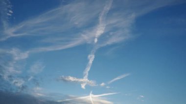 Uçak yoğunlaşma izi bırakır. Chemtrail komplo teorisi. Yüksek uçan uçaklar tarafından gökyüzünde bırakılan uzun süreli buğulanma izleri aslında kimyasal ya da biyolojik etkenlerden oluşan kimyasal izler.