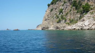 Karadağ 'ın Budva ilçesi Buljarica ile Petrovac arasındaki Doğa Parkı Katiç. Adriyatik kıyısı Akdeniz. Otocic Vatulja Vyhlidka plajı. Volkanik dağlar ve deniz manzaralı dalgalar boyunca tekne gezisi