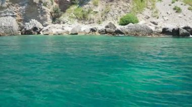 Budva Karadağ 'da Pecin Körfezi Mağarası. Buljarica yakınlarındaki kayalar. Taşlar, ulaşılamaz kayalar. Flysch Marine litolojik katmanları sallar. Adriyatik Akdeniz mavisi yeşil su. Doğa Parkı Katici.