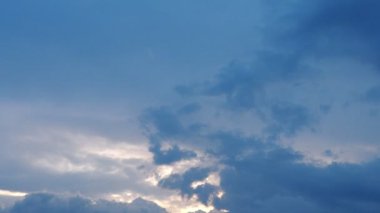 Bulutlar, bulutlar. Bulutluluk iklimi ve havayı belirler, hem Dünya yüzeyinin soğumasını hem de ısınmasını engeller. Yağmurlu, ağır bulutların arka planı. Bulut gerçek zamanlı video. Fırtına. Gün batımı.