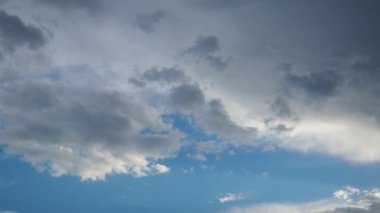 Bulutlar, bulutlar. Bulutluluk hava ve iklimi belirler, hem Dünya yüzeyinin soğumasını hem de ısınmasını engeller. Hava sıcaklığındaki mevsimsel dalgalanmaları azaltıyor. Gerçek zamanlı.