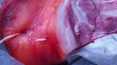 Kurtçuk, et sineğinin larvası, uzunluğu 4-12 mm. Bayat etle besleniyor. Myiasis denen hastalıkların nedensel etkenidir. Balık için yem ve yem olarak kullanılır, iltihaplı yaraları temizlemek için.