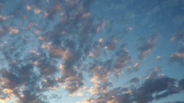 Altokümülüs yüksek kümelenmiş bulut cinsi stratocumuliform 'a aittir. Küresel kütleler ya da katmanlar ya da yamalar halinde yuvarlanırlar. Cumuliform stratocumuliform bulutları, altocumulus konveksiyon anlamına gelir. Mavi gökyüzü