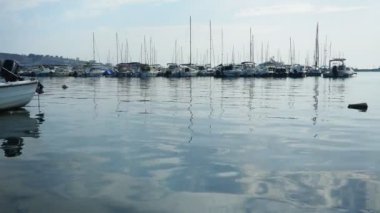 Bar, Karadağ, 07.20.2024: Baro Limanı Karadağ 'ın ulaşım ve ekonomisinin temel unsurlarından biri. Tekneler, motorbotlar, yatlar, gemiler kıyıya demir attı. Yazın Adriyatik Denizi