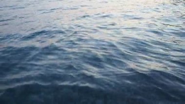 Gök mavisi Adriyatik Akdeniz. Mavi su yüzeyi. Seyahat, tekne gezileri, yaz tatilleri, Karadağ turizmi, Bar bölgesi. Sakin, dipsiz deniz. Plaj tatili gezisi. Su dalgalanmaları. Su arkaplanı.