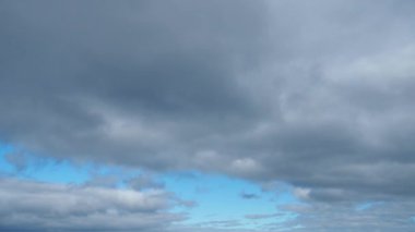 Bulutlar, bulutlar. Bulutluluk hava ve iklimi belirler, hem Dünya yüzeyinin soğumasını hem de ısınmasını engeller. Beyaz pamuklu bulutlar arka plan. Bulut yavaş çekim videosu, gerçek zamanlı. Cennetler