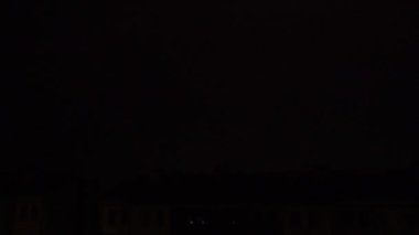 Birden fazla ışık ve şimşek çakması. Atmosferde şimşek elektrik patlaması meydana gelir. Gök gürültüsüne eşlik eden parlak bir ışık parlamasıyla ortaya çıkar. Evin çatısı..