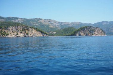 Karadağ 'ın Buljarica ve Svetac Rock yakınlarındaki RT Dubovica Rocks. Taşlara ulaşılamıyor. Flysch deniz litolojik katmanları. Adriyatik Akdeniz mavi suyu. Doğa Parkı Katici. Budva Bölgesi