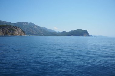 Karadağ 'ın Buljarica ve Svetac Rock yakınlarındaki RT Dubovica Rocks. Taşlara ulaşılamıyor. Flysch deniz litolojik katmanları. Adriyatik Akdeniz mavi suyu. Doğa Parkı Katici. Budva Bölgesi