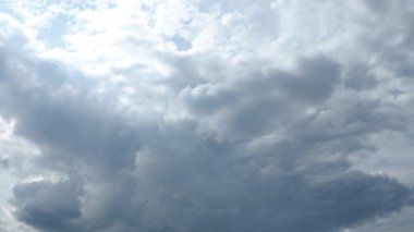 Bulutluluk iklimi ve havayı belirler, hem Dünya yüzeyinin soğumasını hem de ısınmasını engeller. Yağmurlu, ağır bulutların arka planı. Bulutlar gökyüzünde yüzüyor, yağmur yağıyor..