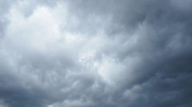 Ufuk çizgisini kaplayan bir kara bulut örtüsü yaklaşan bir fırtınayı işaret ediyor. Rüzgar yükseldikçe ve akşam çöktükçe atmosfer geriliyor. Zaman aşımı.
