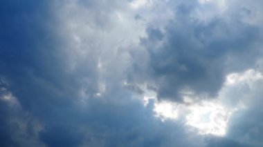 Ufuk çizgisini kaplayan bir kara bulut örtüsü yaklaşan bir fırtınayı işaret ediyor. Rüzgar yükseldikçe ve akşam çöktükçe atmosfer geriliyor. Zaman aşımı.