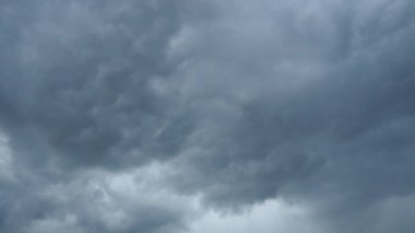 Ufuk çizgisini kaplayan bir kara bulut örtüsü yaklaşan bir fırtınayı işaret ediyor. Rüzgar yükseldikçe ve akşam çöktükçe atmosfer geriliyor. Ağır çekim. Gerçek zamanlı..
