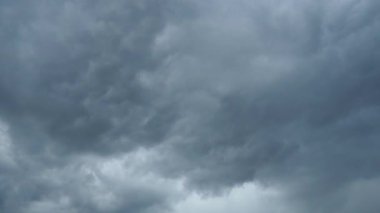 Ufuk çizgisini kaplayan bir kara bulut örtüsü yaklaşan bir fırtınayı işaret ediyor. Rüzgar yükseldikçe ve akşam çöktükçe atmosfer geriliyor. Zaman aşımı.