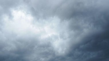 Ufuk çizgisini kaplayan bir kara bulut örtüsü yaklaşan bir fırtınayı işaret ediyor. Rüzgar yükseldikçe ve akşam çöktükçe atmosfer geriliyor. Zaman aşımı.