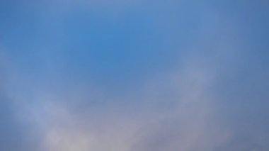 Canlı, mavi gökyüzüne karşı dinamik bulutların akışını gözlemleyin, gerçek zamanlı yakalama. Gündüzün farklı anlarında gökyüzünde kademeli değişimler yaşanıyor. Hava tahmini. İklim değişikliği. Yavaş çekim