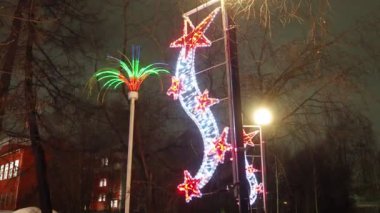 Şenlikli dekoruna cazibe katan hoş kış çelenkleri ve Noel süslemeleri keşfet. Sıcak alanları genişlet ve tatil sezonunda büyülü bir atmosfer yarat. Yüksek kaliteli görüntüler.