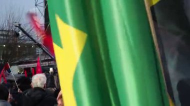 Sremska Mitrovica, Sırbistan. Aleksandar Vuciç 'in 15.02.2025 konuşması, Sırp devlet adamı ve siyasetçi, Sırbistan Cumhuriyeti Cumhurbaşkanı. Destekçiler mitinglerde toplandı, bayraklar sallayıp sloganlar attılar.