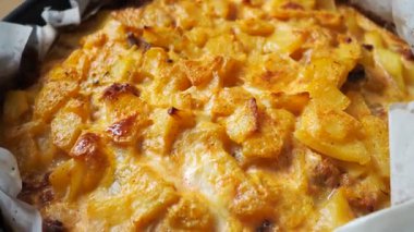 Musakka bir Balkan fırın çanağı. Patates, kıyma, katmanlı kızarmış soğan. Yoğurt ya da ekşi krema üzerine pişmiş yumurta ile karıştırılmış. Pişirme kağıdında musakka olan bir çarşaf. Yemek pişirmenin Sırpça versiyonu