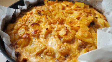 Musakka bir Balkan fırın çanağı. Patates, kıyma, katmanlı kızarmış soğan. Yoğurt ya da ekşi krema üzerine pişmiş yumurta ile karıştırılmış. Pişirme kağıdında musakka olan bir çarşaf. Yemek pişirmenin Sırpça versiyonu