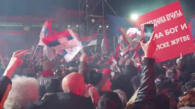 Sremska Mitrovica, Sırbistan 15.02.2025: Sırp devlet adamı ve siyasetçi Aleksandar Vuciç 'in konuşması, Sırbistan Cumhuriyeti Cumhurbaşkanı. Destekçiler mitinglerde toplandı, bayraklar sallayıp sloganlar attılar