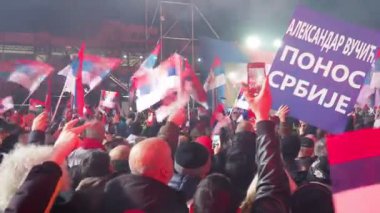 Sremska Mitrovica, Sırbistan 15.02.2025: Sırp devlet adamı ve siyasetçi Aleksandar Vuciç 'in konuşması, Sırbistan Cumhuriyeti Cumhurbaşkanı. Destekçiler mitinglerde toplandı, bayraklar sallayıp sloganlar attılar