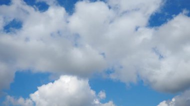Rüzgarda dönen ve değişen bulutların büyüleyici güzelliğini hisset. Bu büyüleyici görüntü, yansımayı davet eden sakin bir atmosferde doğanın dinamizmini gözler önüne seriyor..