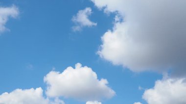 Rüzgâr tarafından parlak mavi bir zemine doğru yontulan bulutların büyüleyici hareketine bakın. Bu sakin görüntü, doğanın güzelliğini yavaş çekimde sergiliyor..