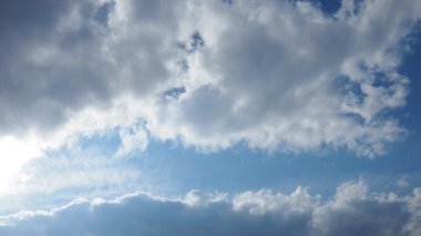 Güneş ışığının büyüleyici güzelliğine tanık olun tüylü bulutları aydınlatan parlak mavi gökyüzünde zarif bir şekilde süzülürken hayal kurmak için mükemmel sakin bir atmosfer yaratıyorlar..