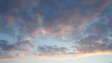 Canlı bulutların çarpıcı bir günbatımını resmettiği nefes kesici bir akşam gökyüzünün huzur verici güzelliğine dalın. Buhar yumuşak bir şekilde dans eder, dingin atmosferi yükseltir. Gerçek zamanlı..