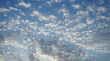 Altokümülüs yüksek kümelenmiş bulut cinsi stratocumuliform 'a aittir. Küresel kütleler ya da katmanlar ya da yamalar halinde yuvarlanırlar. Cumuliform stratocumuliform bulutları, altocumulus konveksiyon anlamına gelir. Mavi gökyüzü