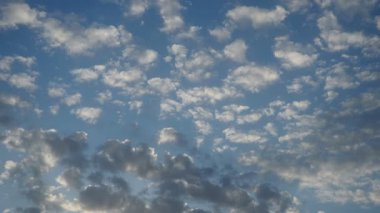 Altokümülüs yüksek kümelenmiş bulut cinsi stratocumuliform 'a aittir. Küresel kütleler ya da katmanlar ya da yamalar halinde yuvarlanırlar. Cumuliform stratocumuliform bulutları, altocumulus konveksiyon anlamına gelir. Mavi gökyüzü