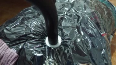 Elbise ve çarşaf depolamak için kullanılan vakum torbaları dayanıklı polimerlerden yapılır. Poşette zip-kilit kapağı ve hava pompalamak için bir vana var. Elektrik süpürgesiyle hava pompalanmış.