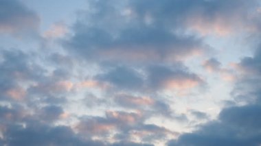 Gökyüzü renkli bulutlarla boyanırken çarpıcı bir günbatımı ortaya çıkıyor. Pembe, turuncu ve mavinin gölgeleri birlikte dans ederek huzur ve merak uyandıran büyüleyici bir sahne yaratıyorlar. Gerçek zamanlı..