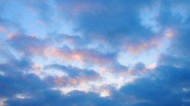 Nefes kesici görüntüler gün batımında canlı bulutları yakalar, pembe, turuncu ve mavi dramatik renkler sergiler. Gökyüzü bir renk tuvaline dönüşür, doğanın güzelliğinin tadını çıkarmaya davet eder. Gerçek zamanlı..