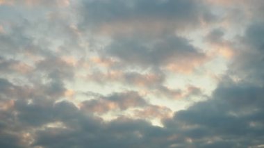 Güneş ufkun altına batarken gökyüzü renkli bulutlardan oluşan canlı bir tuvale dönüşür. Pembe, turuncu ve sarı renkler pürüzsüz bir şekilde harmanlanarak ruhu büyüleyen nefes kesici bir günbatımı yaratır.