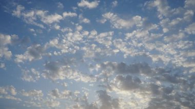 Altocumulus high cumulus ile gerçek zamanlı video üst üste yığılmış bulut stratosumuliform. Küresel kütleler ya da yamalar halinde yuvarlanıyorlar. Cumuliform stratocumuliform bulutları altocumulus konveksiyon anlamına gelir. Mavi akşam gökyüzü.
