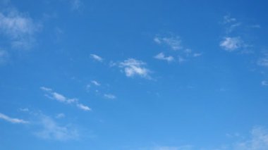 Nefes kesen bulutlar dans eder ve parlak mavi bir alanda dönüşür, dinginliğin ve güzelliğin özünü yakalar, izleyicileri doğanın sanatını yansıtır ve rahatlatır.