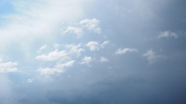 Yumuşak beyaz bulutlar uçsuz bucaksız mavi bir alanda süzülür ve dingin bir atmosfer yaratır. Hayal kurmak ya da doğada ilham bulmak için mükemmel. Açık bir öğleden sonra güzellik..
