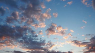 Akşam gökyüzü, nefes kesen bulutlarla güneş batarken renk değiştiriyor. Bu büyüleyici video görüntüleri alacakaranlığın ve değişen ışığın dinamik güzelliğini gözler önüne seriyor..