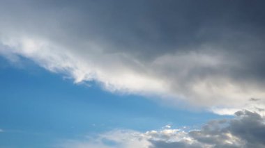 Bulutların yer değiştirmesi ve girdap oluşturması, canlı renkleri ortaya çıkarması ve zaman içinde büyüleyici bir hava desenleri duvar halısı oluşturması gibi ufuk çizgisindeki dramatik değişimlere tanık olun. Zaman aşımı.